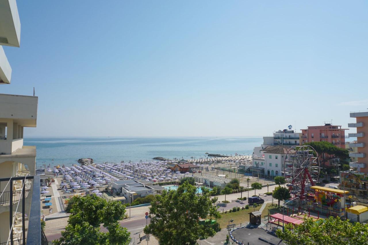 Hotel Bristol Мисано Адриатико Екстериор снимка