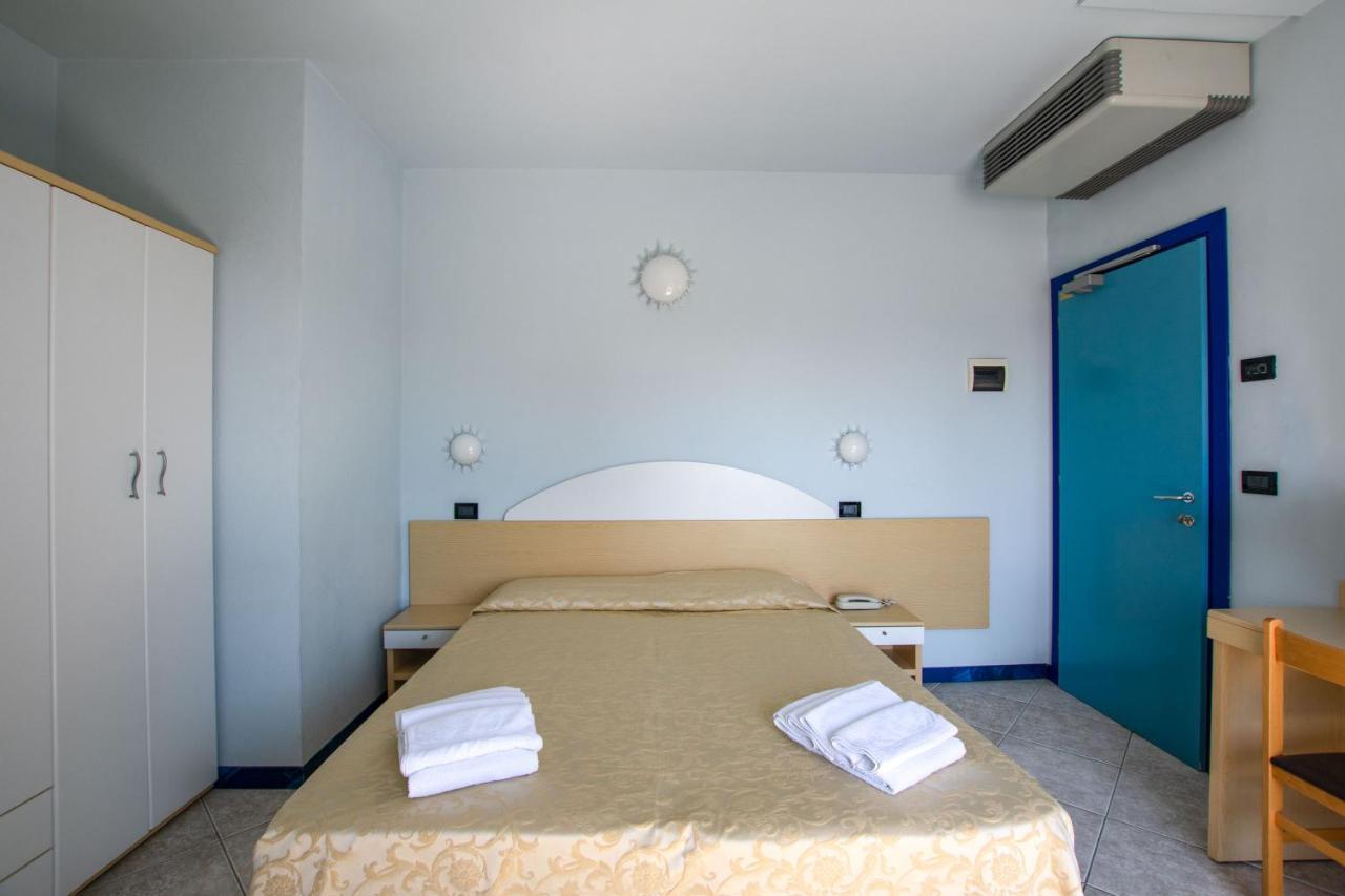 Hotel Bristol Мисано Адриатико Екстериор снимка
