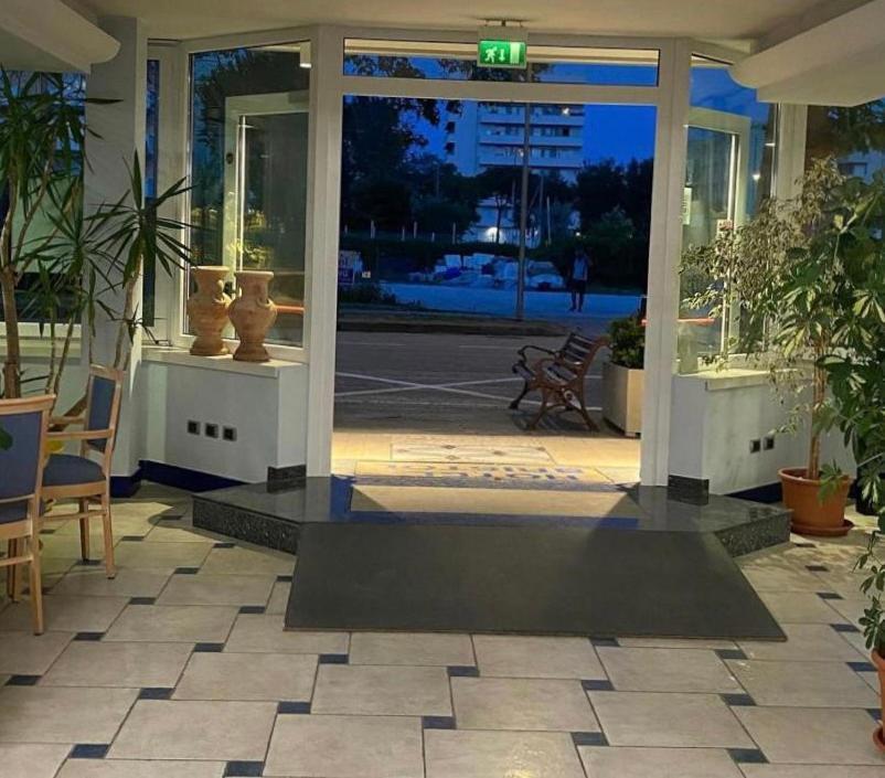Hotel Bristol Мисано Адриатико Екстериор снимка