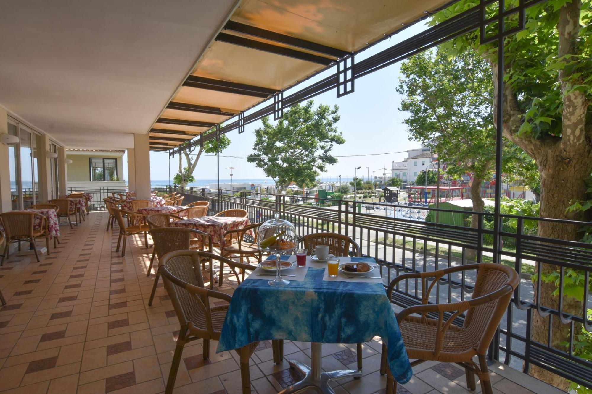 Hotel Bristol Мисано Адриатико Екстериор снимка