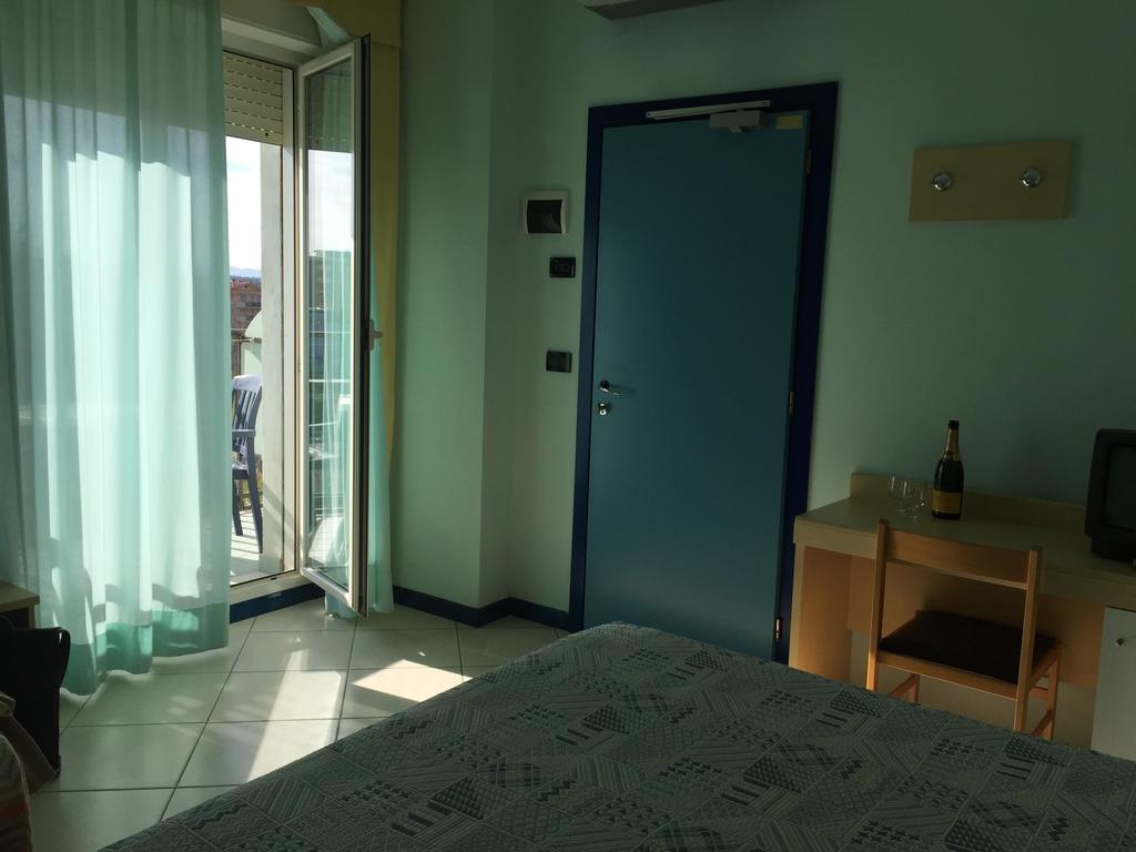 Hotel Bristol Мисано Адриатико Стая снимка