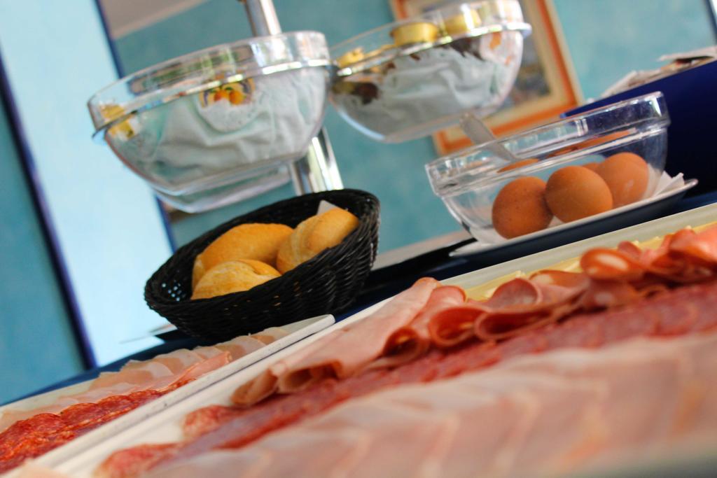 Hotel Bristol Мисано Адриатико Екстериор снимка