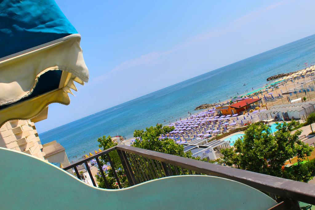 Hotel Bristol Мисано Адриатико Екстериор снимка