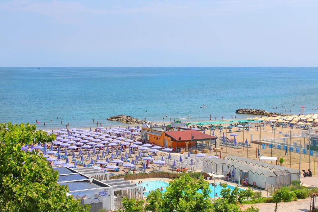 Hotel Bristol Мисано Адриатико Екстериор снимка