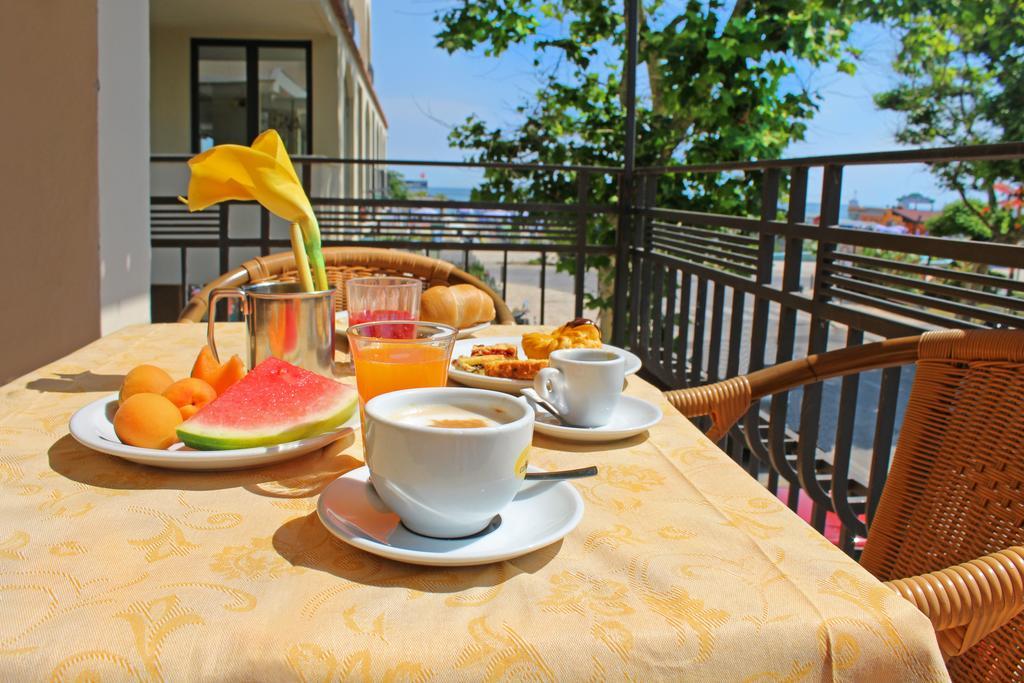 Hotel Bristol Мисано Адриатико Екстериор снимка