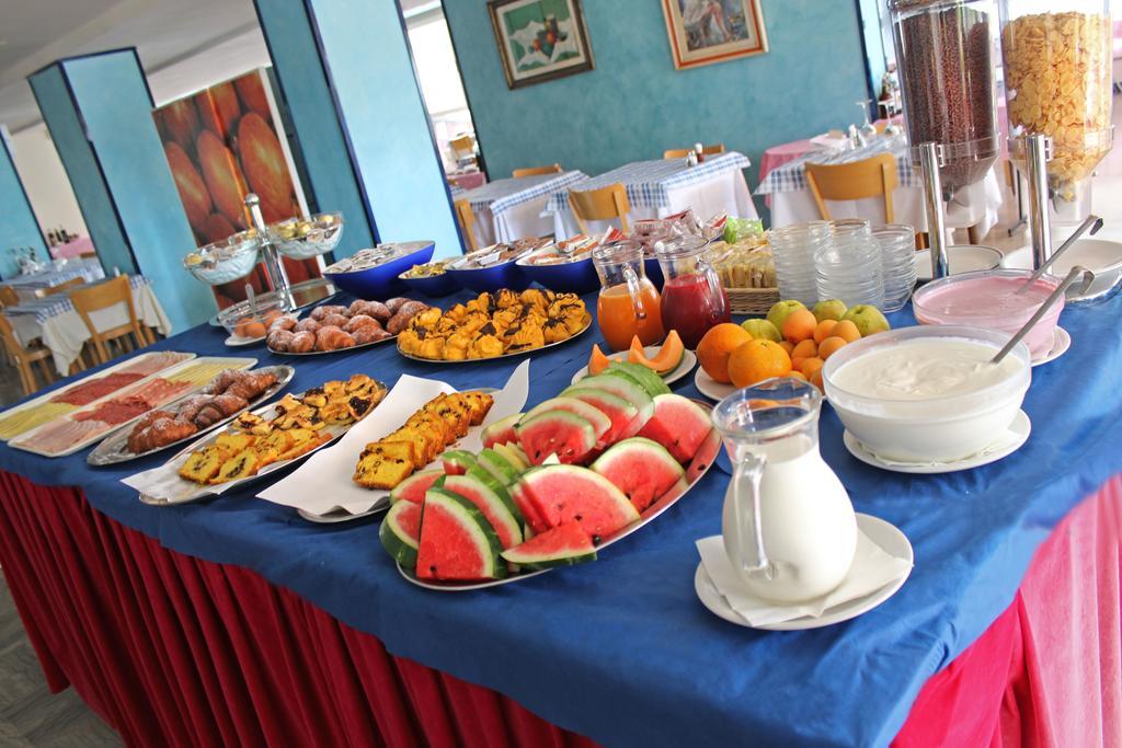 Hotel Bristol Мисано Адриатико Екстериор снимка
