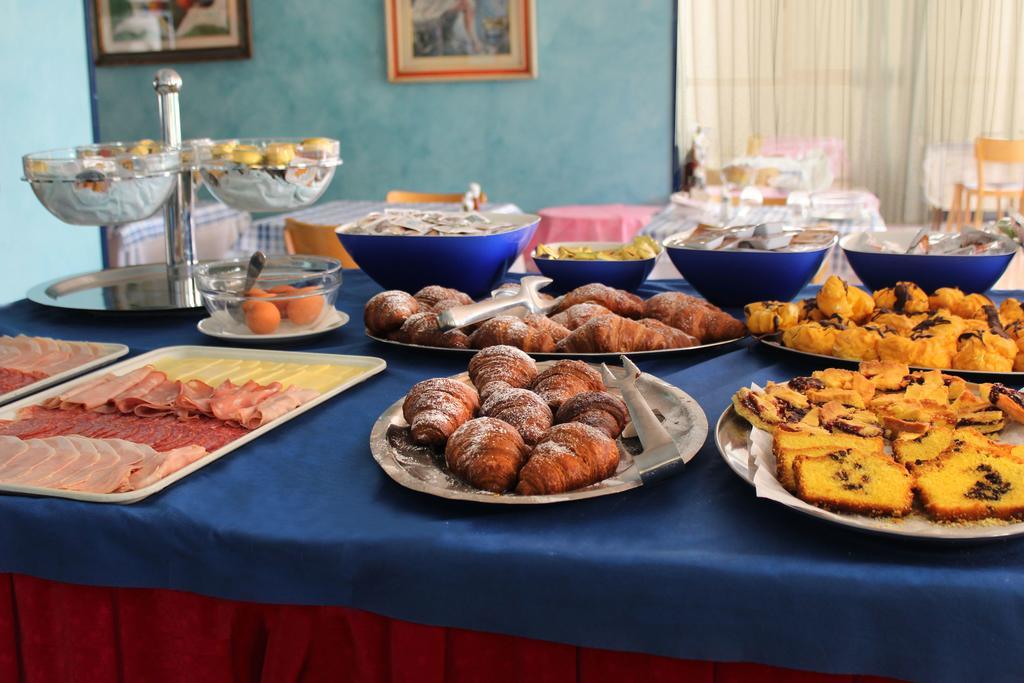 Hotel Bristol Мисано Адриатико Екстериор снимка